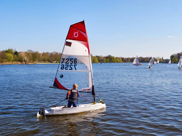 Lubeck, deutschland - 21. April 2018: kind auf segelboot — Stockfoto