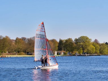 Lubeck, Almanya - 21 Nisan 2018: İnsanlar yelkenli tekne