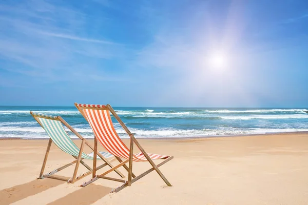 Stoelen op het zandstrand in de buurt van de zee. Zomervakantie en vakantie — Stockfoto