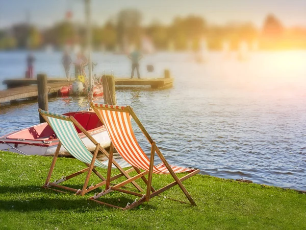 河边沙滩上的椅子。暑假和假期 — 图库照片