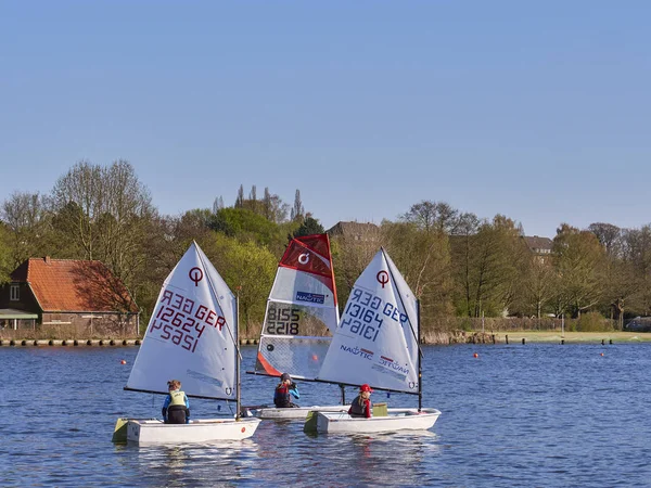 Lübeck, Tyskland - 21 April 2018: Barn på segelbåtar — Stockfoto