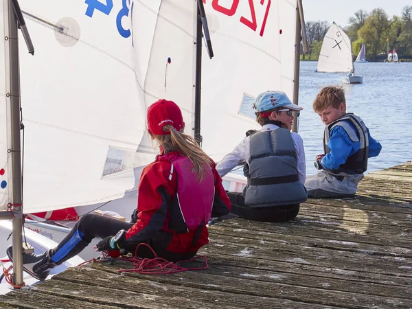 LUBECK, ALLEMAGNE - 21 AVRIL 2018 : Des enfants se préparent pour la voile — Photo