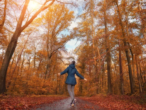 Kobieta w jesiennym lesie — Zdjęcie stockowe