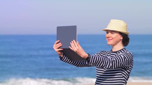 Femme heureuse bavarder en ligne avec ses amis sur la plage ensoleillée — Video