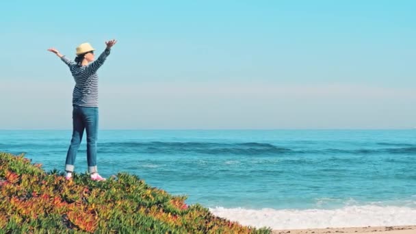 Szczęśliwa kobieta z ramionami na plaży latem. Szczęście błogość koncepcja wolności. — Wideo stockowe