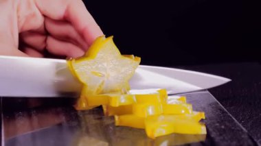 Egzotik yıldız meyveleri kesiliyor. Averrhoa carambola