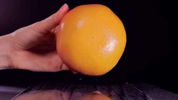 Weibliche Hände schneiden Grapefruit, wunderschönes Makro — Stockvideo