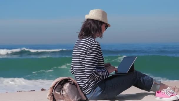 Mujer charlando en línea en la playa, trabajar fuera — Vídeo de stock