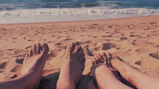 Patas masculinas y femeninas sobre fondo de playa tropical — Vídeo de stock