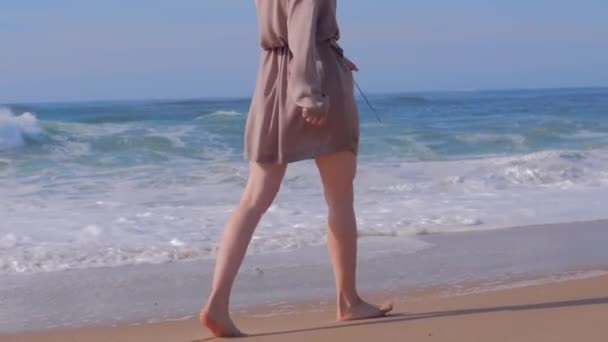 Mujer caminando en la playa de arena, olas del océano — Vídeos de Stock