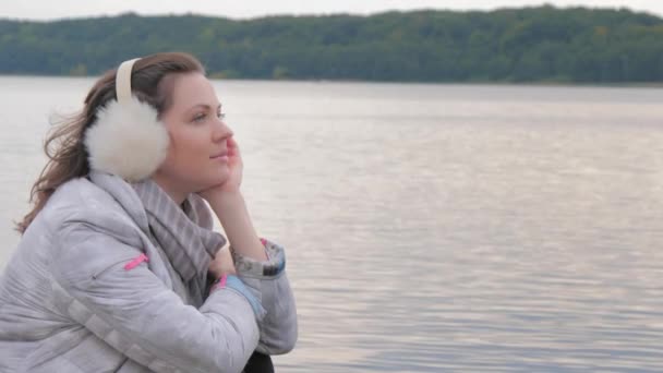 Romantique affectant humeur automne femme sur fond de lac portrait — Video