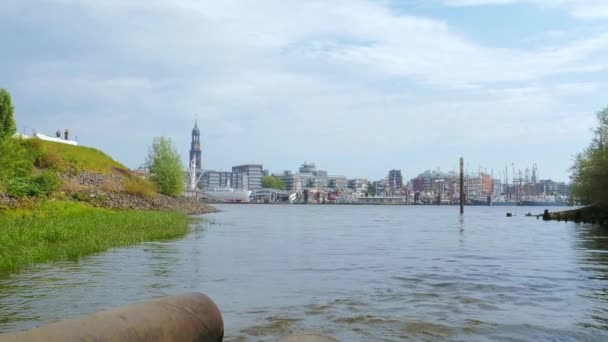 Rioolwater of stedelijk afvalwater dat in de rivier terechtkomt. — Stockvideo