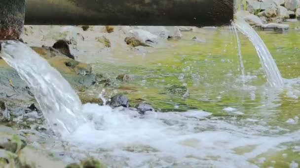 Avloppsvatten släpps ut i floden. Avloppsvatten eller avloppsvatten från hushåll — Stockvideo