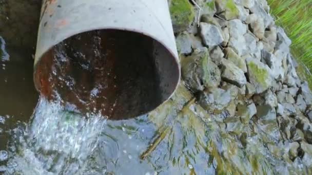 Odvodňovací potrubí, odpadní voda z kanalizace — Stock video