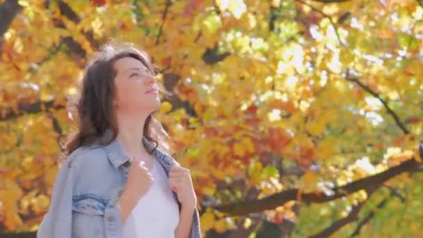 Портрет жінки в джинсовій куртці, осінь — стокове відео