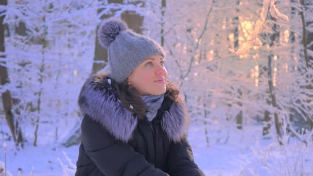 Buiten winter portret van jonge aantrekkelijke vrouw — Stockvideo