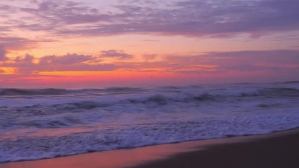 Красиві океанічні хвилі на заході сонця — стокове відео
