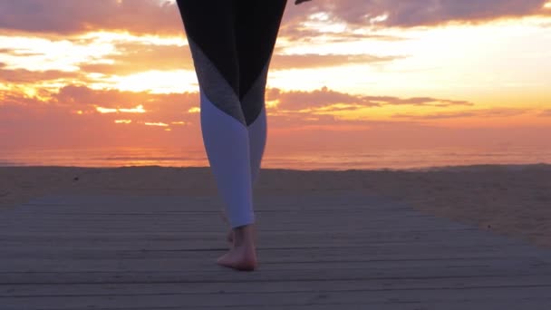 Athletic womans feet walking on the beach — Stock Video