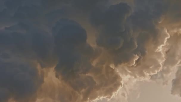 Nube de humo brillaba desde abajo con el sol — Vídeo de stock