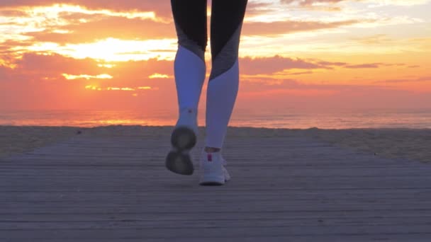 Primer plano de las mujeres atléticas pies caminando en la playa — Vídeos de Stock