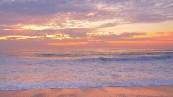 Hermosas nubes, arena dorada, olas espumosas de océano al atardecer — Vídeos de Stock