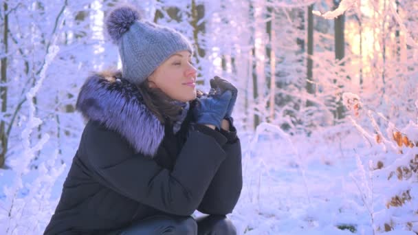 Χειμερινό πορτρέτο της νεαρής ελκυστικής γυναίκας στο χιονισμένο δάσος — Αρχείο Βίντεο