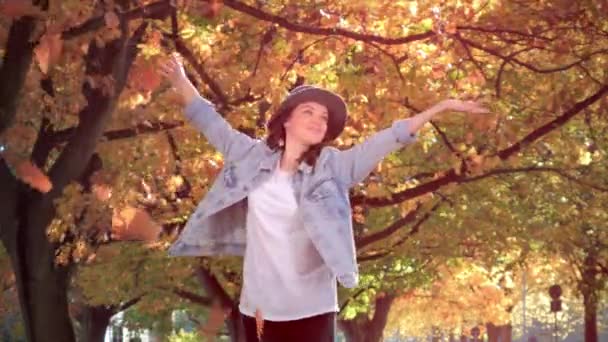 Šťastná krásná žena v parku, podzim listí — Stock video