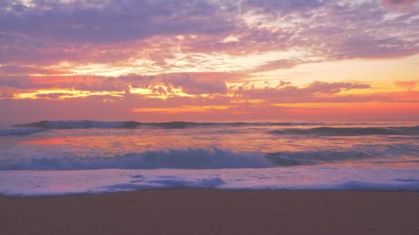 Lindas nuvens sobre o mar ao pôr do sol — Vídeo de Stock