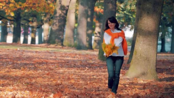 Ung kvinna njuter höst löv falla med bukett gula blad, löv falla — Stockvideo