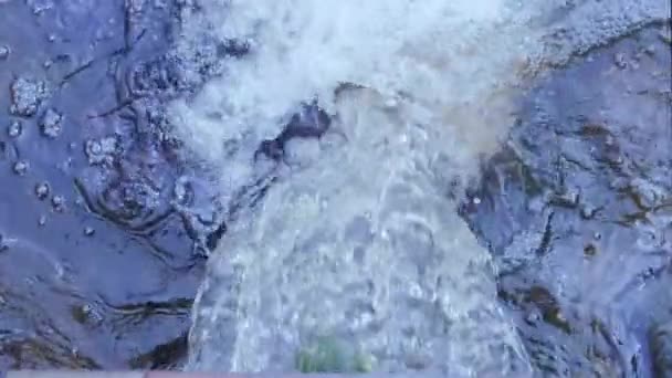 Afvoerpijp of afvalwater of riolering lozen afvalwater in de rivier, bovenaanzicht — Stockvideo