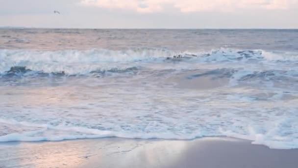 Ola del mar en la playa de arena — Vídeo de stock