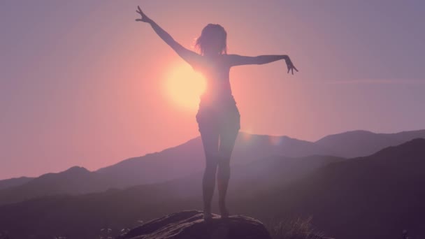 Mulheres dançando ao pôr do sol, paisagem montanhosa — Vídeo de Stock