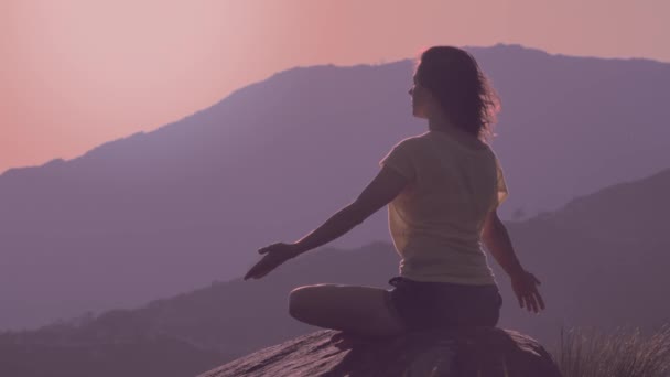 Femme pratique le yoga sur le sommet de la montagne — Video