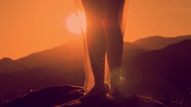 Silueta de piernas femeninas, puesta de sol en la montaña — Vídeos de Stock