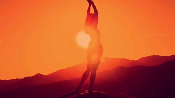 Silhouette femminile che balla in montagna, bel tramonto — Video Stock