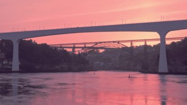Günbatımında Porto 'nun ünlü köprüleri