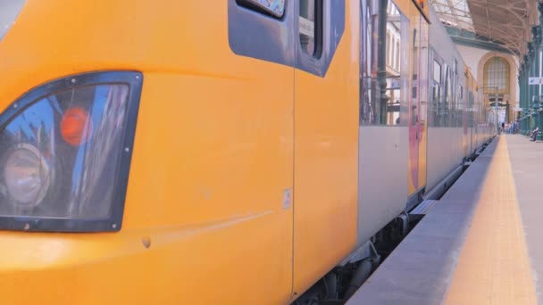 ポルトの鉄道駅で列車 — ストック動画