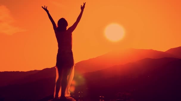 Silueta femenina sobre fondo de montaña al atardecer — Vídeo de stock