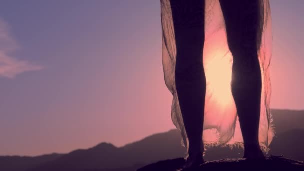 Γυναικεία σιλουέτα ποδιών στο φόντο του βουνού ηλιοβασίλεμα — Αρχείο Βίντεο