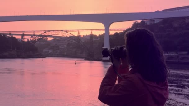 Młoda kobieta robi zdjęcie na molo, Porto o zachodzie słońca — Wideo stockowe