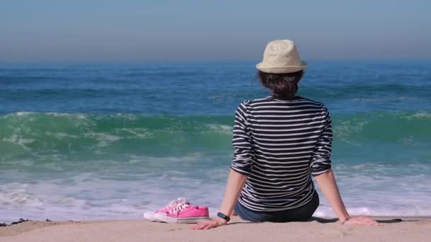 Αναπαύεται γυναίκα στην παραλία του καλοκαιριού — Αρχείο Βίντεο