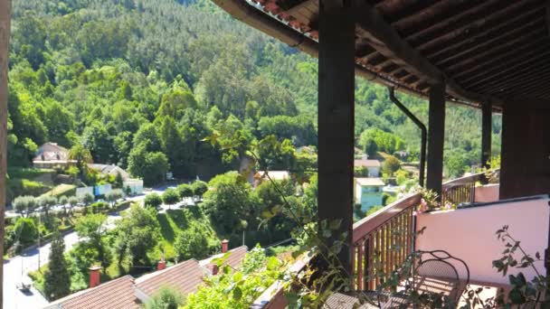 Balkonblick auf Landschaft in Berglandschaft bei sonnigem Tag — Stockvideo