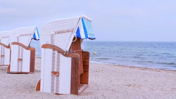 Scaune de plajă pe nisip de mare, Marea Baltică, Germania — Videoclip de stoc