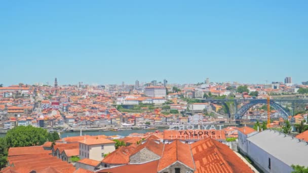 Paisaje urbano de verano de la ciudad de Porto . — Vídeo de stock