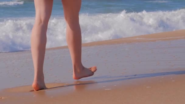 Går på stranden. Närbild av kvinnlig barfota — Stockvideo