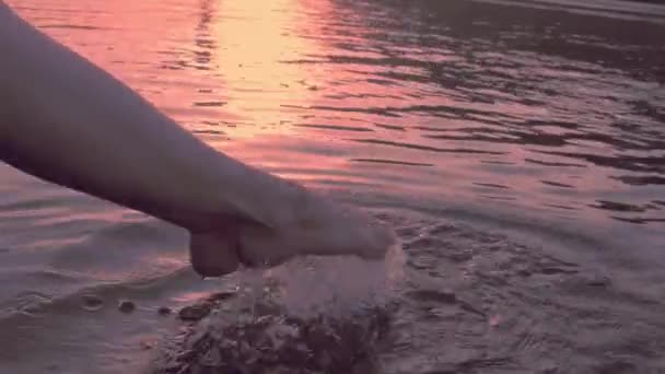 Vrouw op het strand genieten van een warme avond, swingende blote voeten — Stockvideo