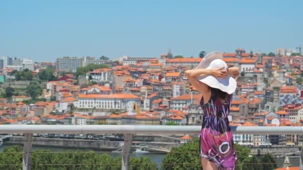 Vrouw toerist in zomer hoed genieten stadsgezicht van Porto City. — Stockvideo