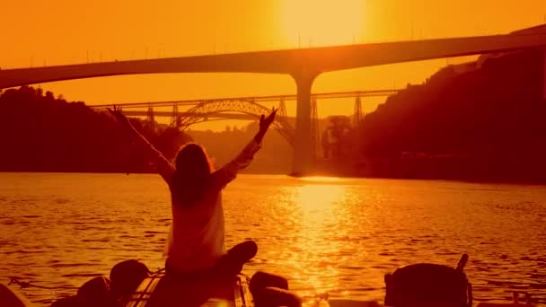 Jeune femme en position lotus sur la jetée, Porto au coucher du soleil — Video