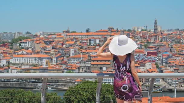 Vrouw toerist genieten van stadsgezicht van Porto City. — Stockvideo