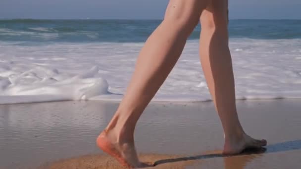 Παραλία ταξίδια - γυναίκα με τα πόδια στην παραλία άμμο. Κλείσιμο των γυναικείων ποδιών — Αρχείο Βίντεο